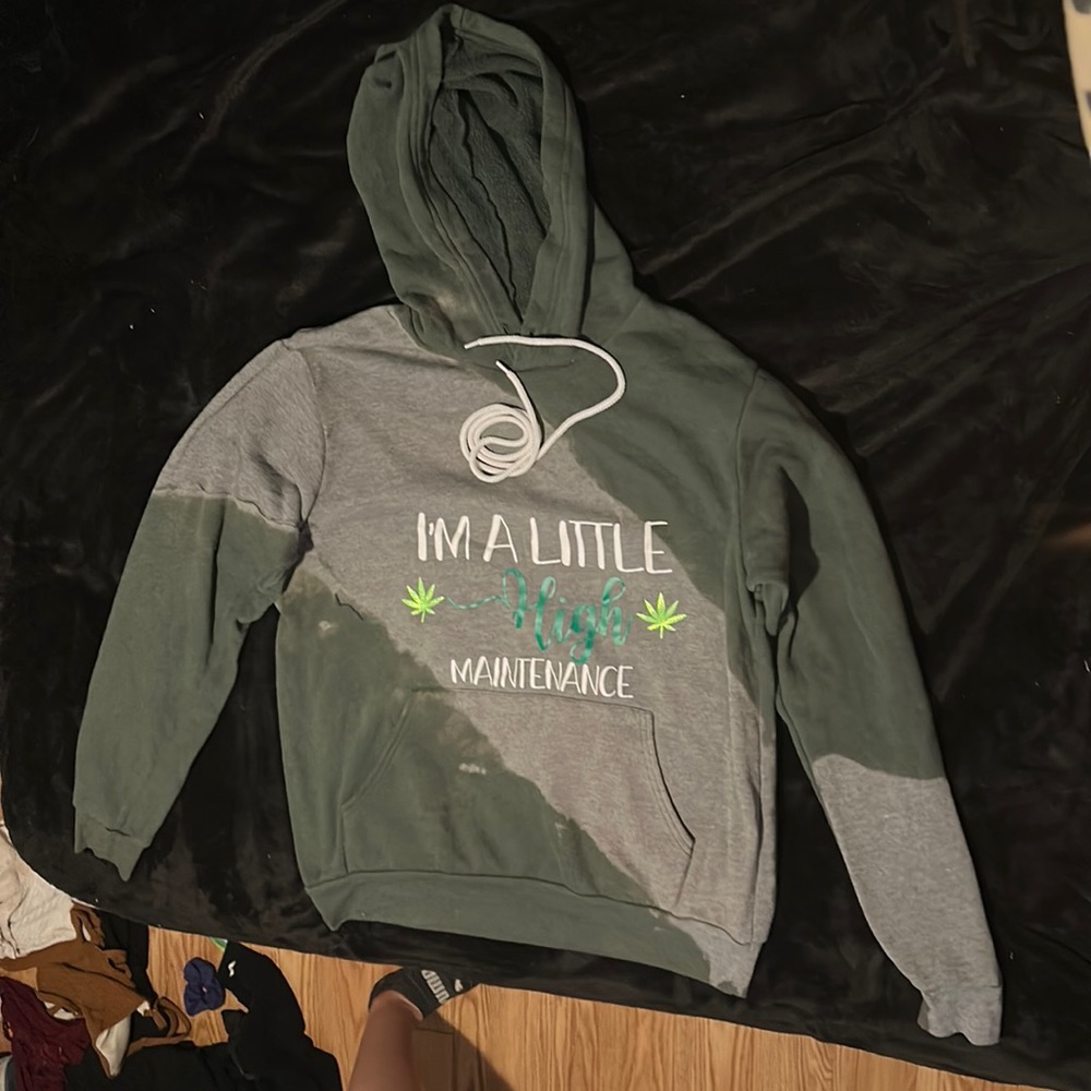 It says “ima little higher maintenance” tie dye green and grey Comes with string